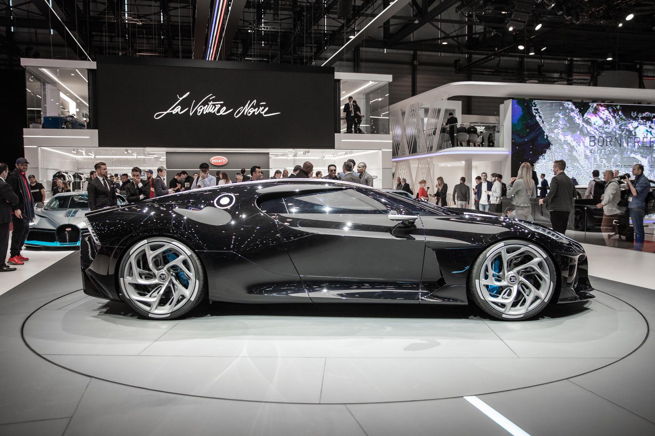Самые дорогие машины в мире 2024 цены. Машина Bugatti la voiture noire. Бугатти 2020 Нойре. Бугатти la voiture noire 2021. Бугатти Bugatti la voiture noire.
